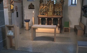 Altarraum und Taufbecken von Barbara Reisinger