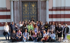 Gruppenbild vor der Paurakirche