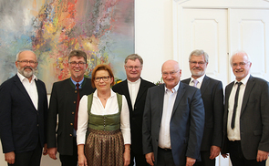 V. l.: Schulamtsdirektor a.D. Karl Aufreiter, Fachinspektor Karl Asamer, Fachinspektorin Marianne Jungbauer, Diözesanbischof Manfred Scheuer, Fachinspektor P. Stefan Leidenmühler, Schulamtsdirektor Franz Asanger, Rektor Christoph Baumgartinger. 