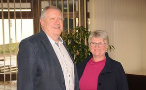 Neuer Obmann von 'Land der Menschen' Bert Brandstetter mit seiner Vorgängerin Erika Kirchweger.