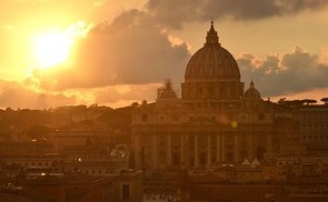 Die Trauerfeierlichkeiten für den am Ostermontag verstorbenen Papst Franziskus finden am Samstag, 26. April 2025 um 10 Uhr auf dem Petersplatz statt. 