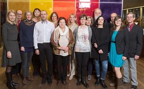 Neun der zwölf AbsolventInnen mit Landesrätin Mag.a Christine Haberlander, Dr. Christian Pichler (Leiter Katholisches Bildungswerk), P. Friedrich Hölller (Geistlicher Assistent der Bibliotheksfachstelle), Hofrat Mag. Günter Brandstetter (Land OÖ), Ka