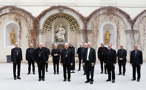Vollversammlung der Österreichischen Bischofskonferenz im Wiener Erzbischöflichen Palais. vLnR: Weihbischof Stephan Turnovszky, Diözesanbischof Wilhelm Krautwaschl, Kardinal Christoph Schönborn, Generalsekretär Peter Schipka, Diözesanbischof Be