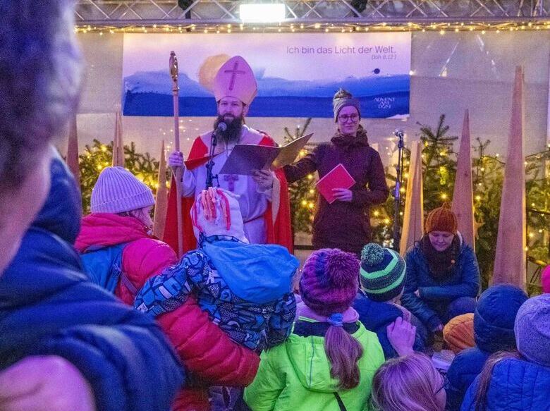 Im Rahmen der Nikolausfeier wurden Lieder gesungen und die Geschichte des Heiligen Nikolaus vorgelesen. Tobias Renoldner als Nikolaus-Darsteller und Victoria K?nig, Referentin beim Team Kinder, gestalten die Nikolausfeier.