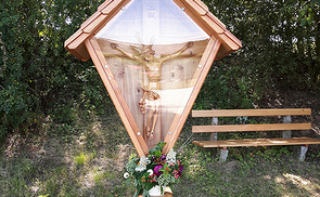 Seit Juli lädt ein neues Wegkreuz in der Pfarre Aichkirchen zu einer Rast und einem Gebet ein.