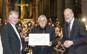 Bischof Manfred Scheuer und Dompropst Wilhelm Vieböck mit Domkapellmeister Josef Habringer, der mit dem Silvesterorden ausgezeichnet wurde.