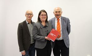 V. l.: Dr. Christoph Freilinger, Mag.a Gabriele Eder-Cakl und Dr. Franz Kogler freuen sich über die gelungene Familienbibel.