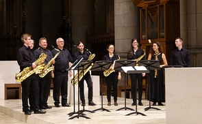Wolfgang Kreuzhuber und Gerhard Raab inmitten des Saxophonensembles der Anton Bruckner Privatuniversität (Leitung: Peter Rohrsdorfer)