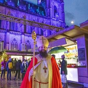 Tobias Renoldner als Nikolaus-Darsteller vorm Mariendom.