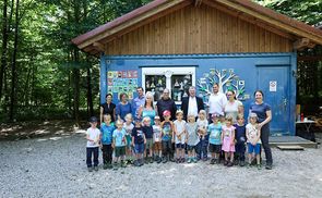 Bischof Manfred Scheuer zu Besuch im Waldkindergarten in Überackern. 