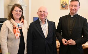V. l.: Gabriele Eder-Cakl, Walter Krieger und der Generalsekretär der Bischofskonferenz Peter Schipka. 