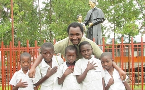 Pater Dominique Kubuya mit jungen Schützlingen in Goma