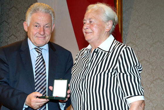 Franziska Payrhuber erhielt von LH Pühringer die Verdienstmedaille des Landes OÖ. © Heinz Kraml / Land OÖ