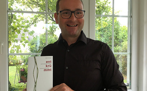 „entkrümmt“ – glaube poetisch verdichtet: Neuer Lyrikband von Stefan Schlager