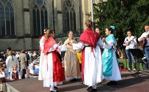 Volkstanzgruppen am 'Sonntag der Völker' auf dem Linzer Domplatz.