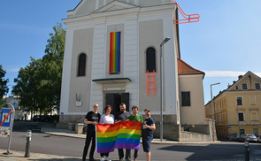 Stadtpfarre Urfahr: Regenbogenfahne gehisst