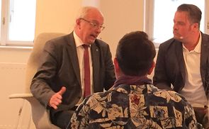 Der evangelisch-lutherische Bischof Michael Bünker (l.) im Gespräch mit Markus Rohrhofer