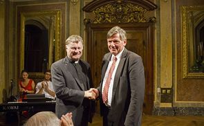 Bischof Manfred Scheuer dankte Wilhelm Achleitner für 23 Jahre Leitung des Bildungshauses Schloss Puchberg.