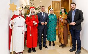 Sternsinger:innen aus der Linzer Pfarrgemeinde Christkönig und der Vorsitzende der Katholischen Jungschar der Diözese Linz Samuel Haijes überbringen Landesrat Hattmannsdorfer den Segen für das neue Jahr