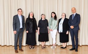 V. l.: Mag. Philipp Summereder, Sr. Franzsika Bruckner (Franziskanerinnen Amstetten), Sr. Mag.a Sonja Dolesch (Grazer Schulschwestern), Mag.a Elsabeth Binder (GF VfFB), Sr. Angelika Garstenauer (Franziskanerinnen von Vöcklabruck), Dr. MMag. Christian