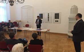 Klaus Birngruber (vorne) und Hubert Nitsch (r.) mit den Gästen im Festsaal.