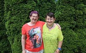 Regina Lindlbauer (re.) mit ihrer Schwester Monika Lindlbauer. 