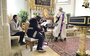 Musik erklingt im Gottesdienst