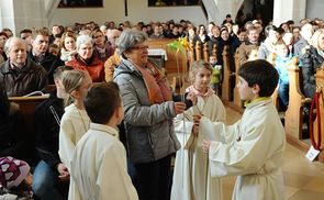 'Ministrantenmama' Maria Stoiber erhielt zum Sechziger Glückwünsche von ihren Schützlingen. 