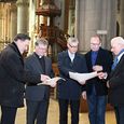 V. l.: Dompfarrer Maximilian Strasser, Bischof Manfred Scheuer, Liturgiewissenschaftler Ewald Volgger, Künstler Heimo Zobernig und Dombaumeister Wolfgang Schaffer studieren in der Vierung des Mariendoms die Pläne für die Innenraumneugestaltung. / © Diözese Linz V. l.: Dompfarrer Maximilian Strasser, Bischof Manfred Scheuer, Liturgiewissenschaftler Ewald Volgger, Künstler Heimo Zobernig und Dombaumeister Wolfgang Schaffer studieren in der Vierung des Mariendoms die Pläne für die Innenraumneugestaltung.