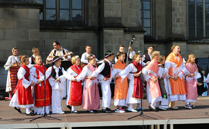 Volkstänze auf dem Linzer Domplatz