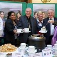 Hois’n Wirt Hans Schallmeiner, Juana Aydas Villareyna Acuña (FEM), Diözesanbischof Dr. Ludwig Schwarz, Hois’n Wirtin Rosi Schallmeiner, Landeshauptmann Dr. Josef Pühringer und Erika Kirchweger (Vorsitzende kfb oö) 