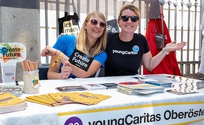 v.l.: Claudia Schlosser und Birgit Grüllenberger, youngCaritas.