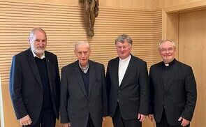 Bischof Manfred Scheuer, Generalvikar Severin Lederhilger und Dompropst Wilhelm Vieböck stellten sich mit Glück- und Segenswünschen bei Jubilar Bischof Ludwig Schwarz ein.