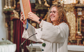 Bianka Payerl, Seelsorgeverantwortliche in Pichl bei Wels mit dem Wort Gottes.