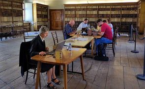 Teamwork in der Bibliothek Lambach