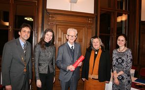 V. l.: Dekan Univ.-Prof. DDr. Reinhold Esterbauer, Univ.-Ass.in MMag.a Dr.in Andrea Taschl-Erber, der Geehrte Univ.-Prof. em. Dr. Johannes Marböck, Univ.-Prof.in Dr.in Irmtraud Fischer und Mag.a Daniela Feichtinger BA