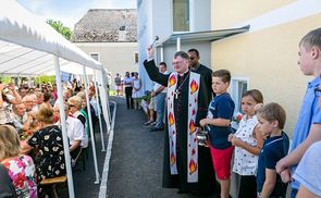 Bischof Manfred Scheuer segnete das Pfarrzentrum und die Festgäste in Haibach