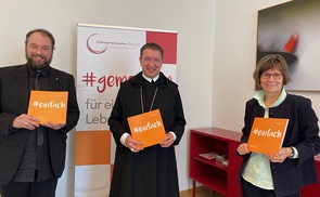 V. l.: Robert Sonnleitner, Erzabt Korbinian Birnbacher OSB, Sr. Christine Rod MC