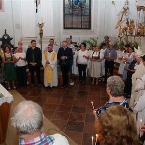 Den Festgottesdienst feierte Bischof Manfred Scheuer gemeinsam mit einer großen Anzahl an Priestern, Seelsorger:innen, ehrenamtlichen Mitarbeiter:innen in den Seelsorgeteams und vielen Gläubigen aus den 12 Pfarrteilgemeinden.