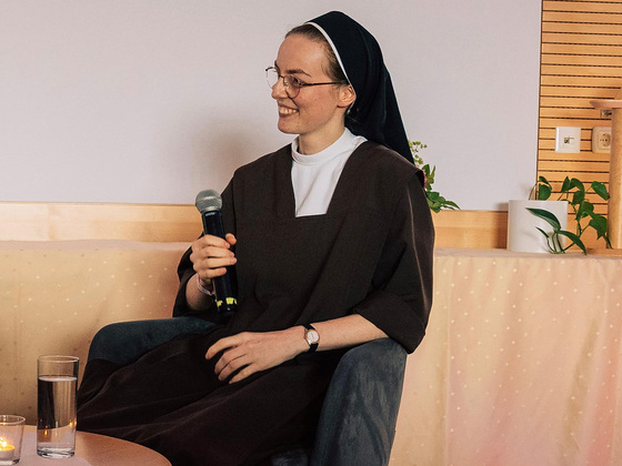 Ob auf Instagram oder bei öffentlichen Auftritten - Sr. Mirjam Schwaiger erzählt gerne von ihrem Leben als Ordensfrau.