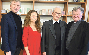 Bischof Manfred Scheuer (re.), Bischofsvikar und ICO-Obmann Slawomir Dadas (v. li.) sowie ICO-Geschäftsführerin Michlin Alkhalil gratulieren dem Jubilar und ICO-Gründer Prof. Hans Hollerweger.