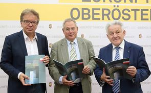 V. l.: LR Rudi Anschober, Landesdirektor a. D. Dr. Helmut Obermayr, LH Dr. Josef Pühringer