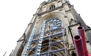 Größte Kirche Österreichs wird für Sanierung eingerüstet.