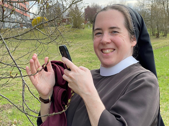 Sr. Helena Fürst gibt auf Instagram Einblicke in ihr Leben - dazu gehört auch mal ein Schnappschuss von den Blütenknospen bei einem Spaziergang.