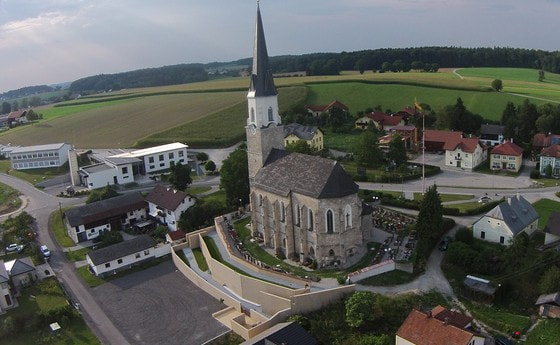 Kirche mit Friedhof