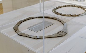 Alexander Fasekasch fertigte die Rektorskette der KU Linz als Diplomarbeit in der Meisterklasse Metall der heutigen Kunstuniversität Linz