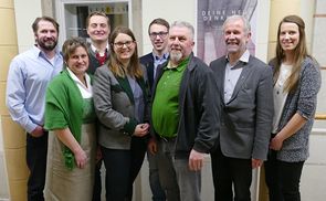 Bild: von li: GBB OÖ-Obmann Clemens Stammler, Bezirksbäuerin Hedwig Lindorfer, Weinbauer Mag. Leonhard Gmeiner, Stefanie Hinterleitner, Josef Dorfner, Milchbauer Ewald Grünzweil, Univ.-Prof. Dr. Michael Rosenberger und Sarah Wagner.