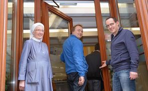 Sr. Tarcisia und Obdachlosenseelsorger Helmut Eder (r.) sorgen für ein herzliches Willkommen im Vinzenzstüberl
