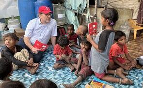 Jugend Eine Welt-Geschäftsführer Heiserer mit Kindern in Indien.