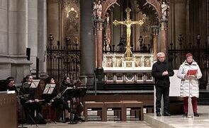 Sr. Maria Schlackl und P. Hans Eidenberger mit den Musizierenden beim Gottesdienst.